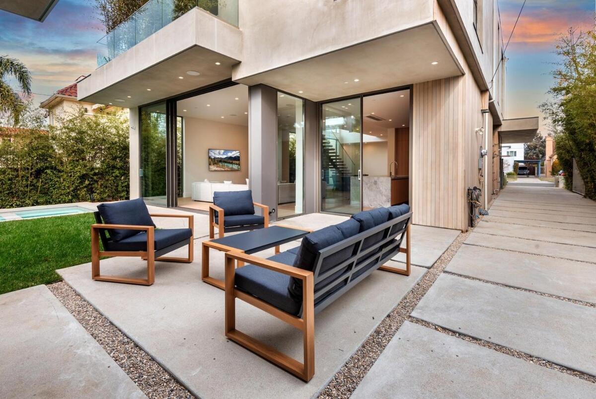 Luxurious 4br With Pool, Jacuzzi And Free Parking Holiday home *