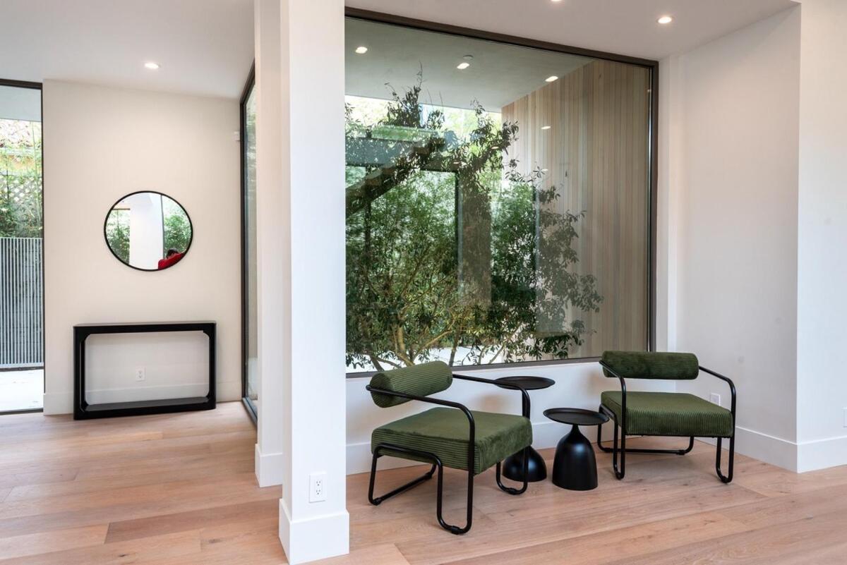 Luxurious 4br With Pool, Jacuzzi And Free Parking *