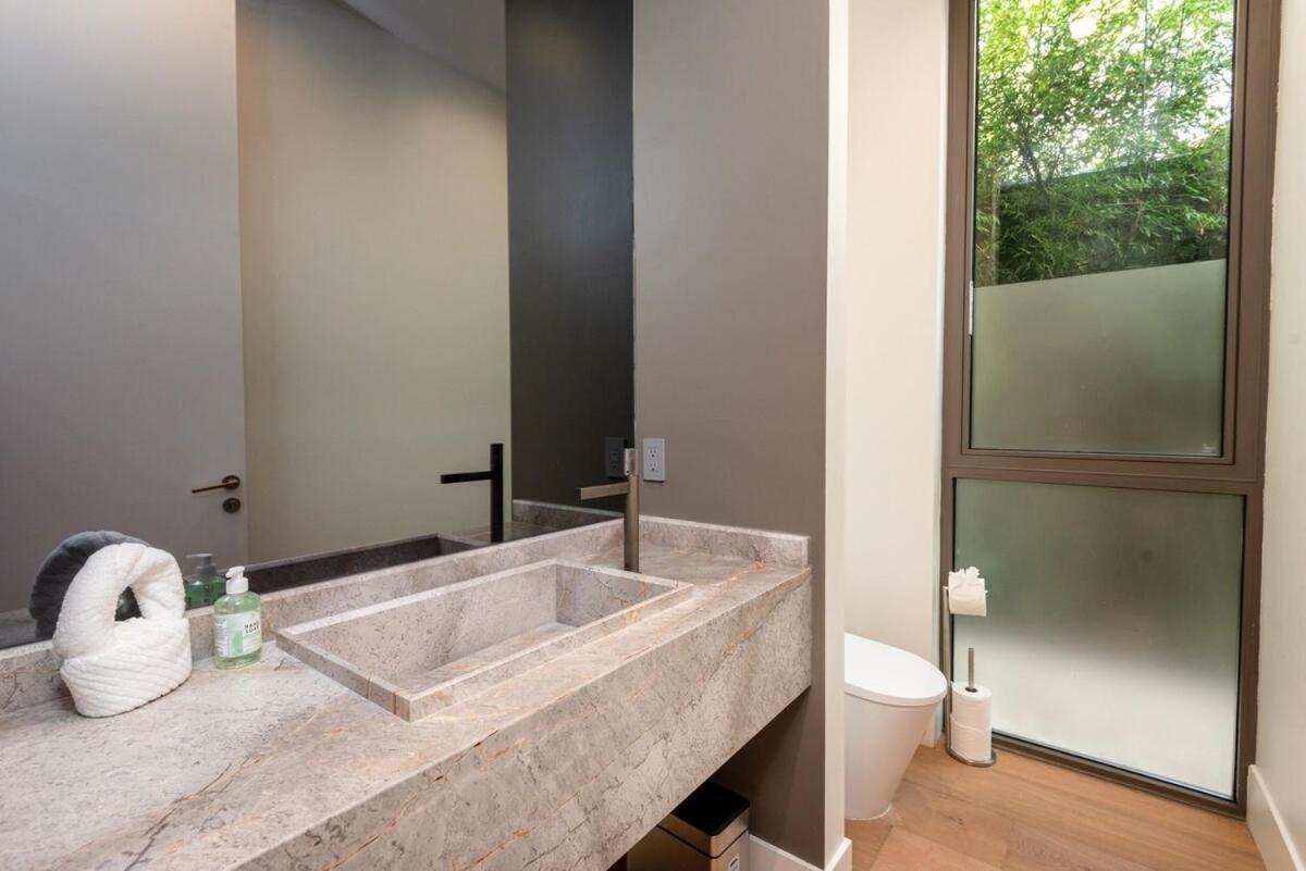 Holiday home Luxurious 4br With Pool, Jacuzzi And Free Parking *