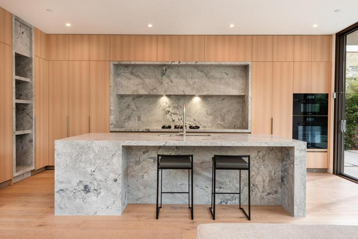 Luxurious 4br With Pool, Jacuzzi And Free Parking